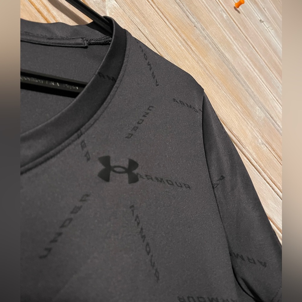 Under Armour Black & Grey Short Sleeve V Neck Tee Soft Athletic Workout Loose - Picture 4 of 8